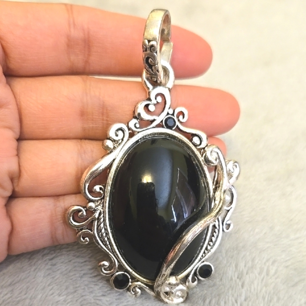 #225 Vintage Silver And Black Tone Pendant - Picture 3 of 4